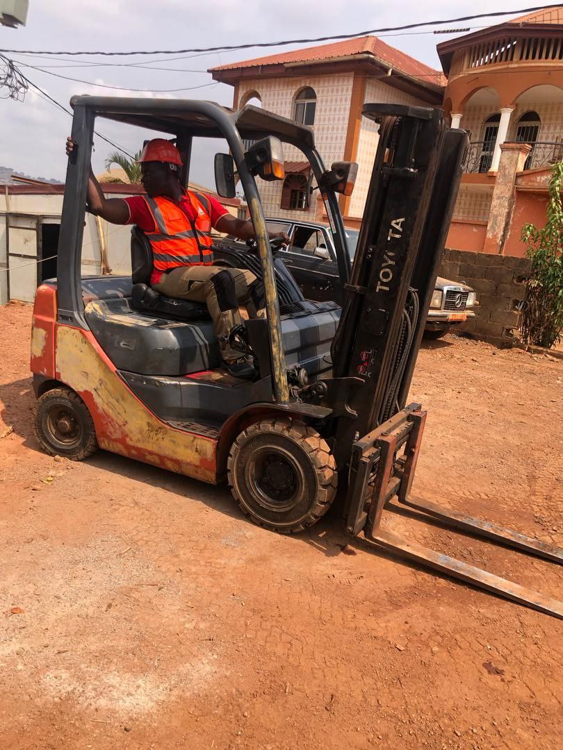 une expérience unique en manipulant le chariot élévateur